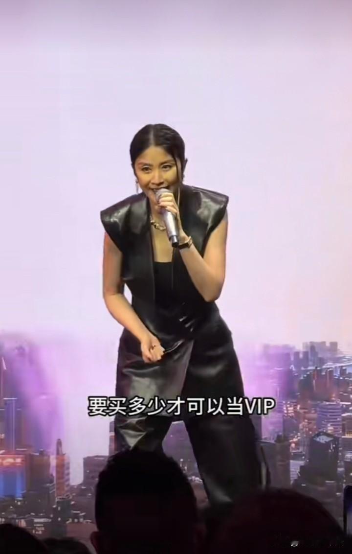 陈慧琳在上海恒隆广场表演，台下观众全是恒隆广场VIP客户，当陈慧琳得知1年要消费