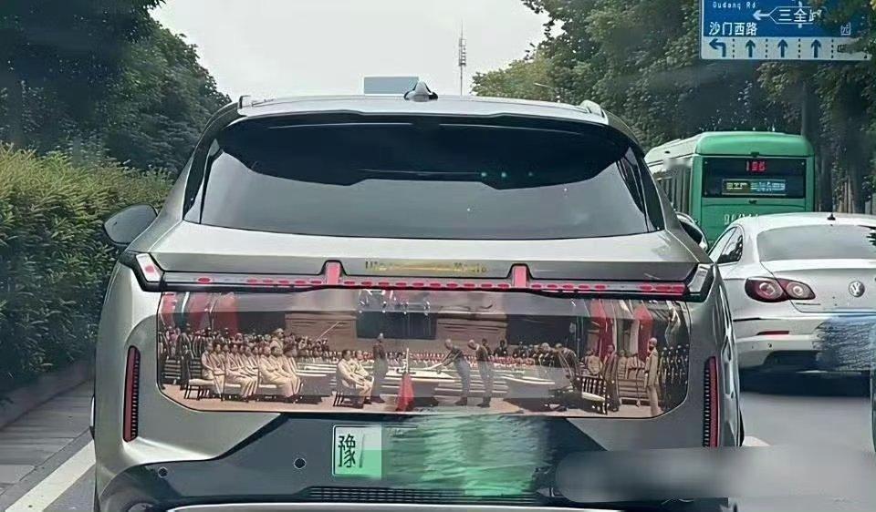 不懂就问，汽车上贴这个，真的合适吗？