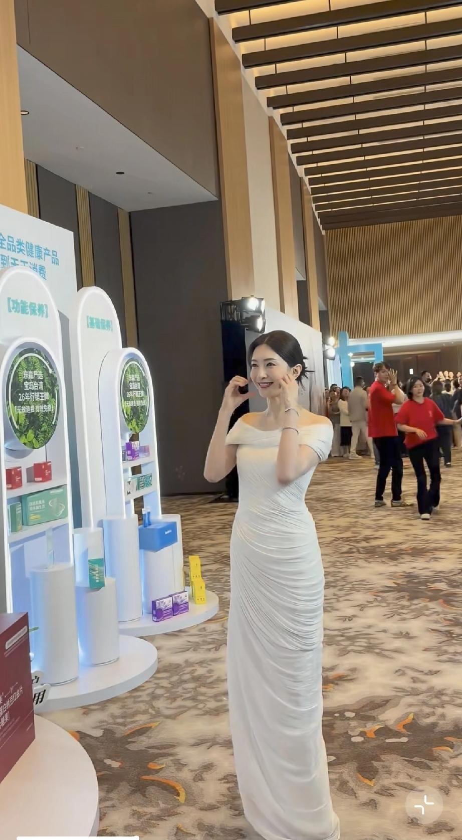 江疏影确实挺白的，尤其40岁了还这么白!4月15日，江疏影现身安徽阜阳参加活