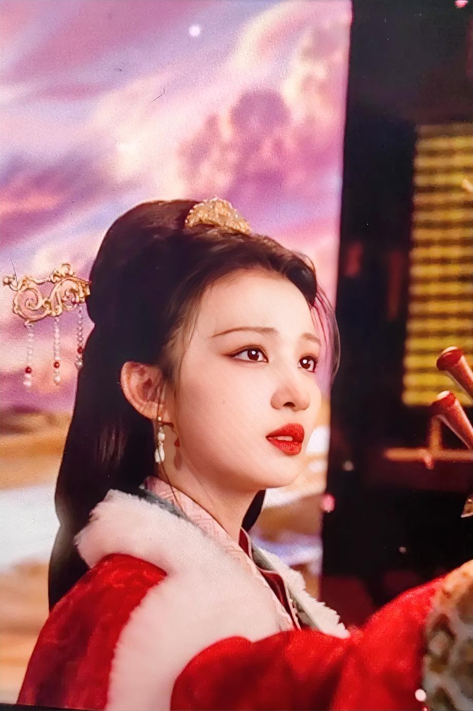 王楚然的演技没打动我，她的身材我也没觉着多惊艳，但2026的春晚舞台，她一个