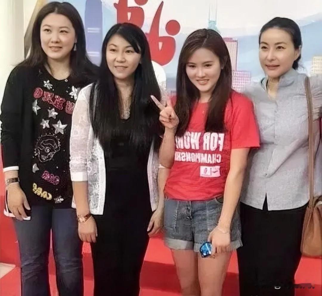 发现没？看这4位美女运动员中，郭晶晶即使穿着朴素，也没化妆，反倒气质是最文雅的。