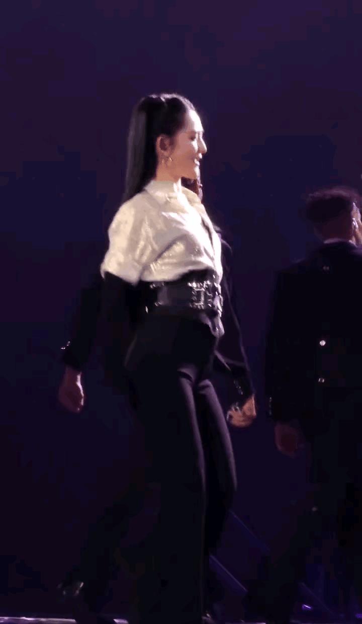 别扯什么土气，谢娜张杰早就完成了时尚圈的终极反杀。当所有人都在卷高定、追潮流时