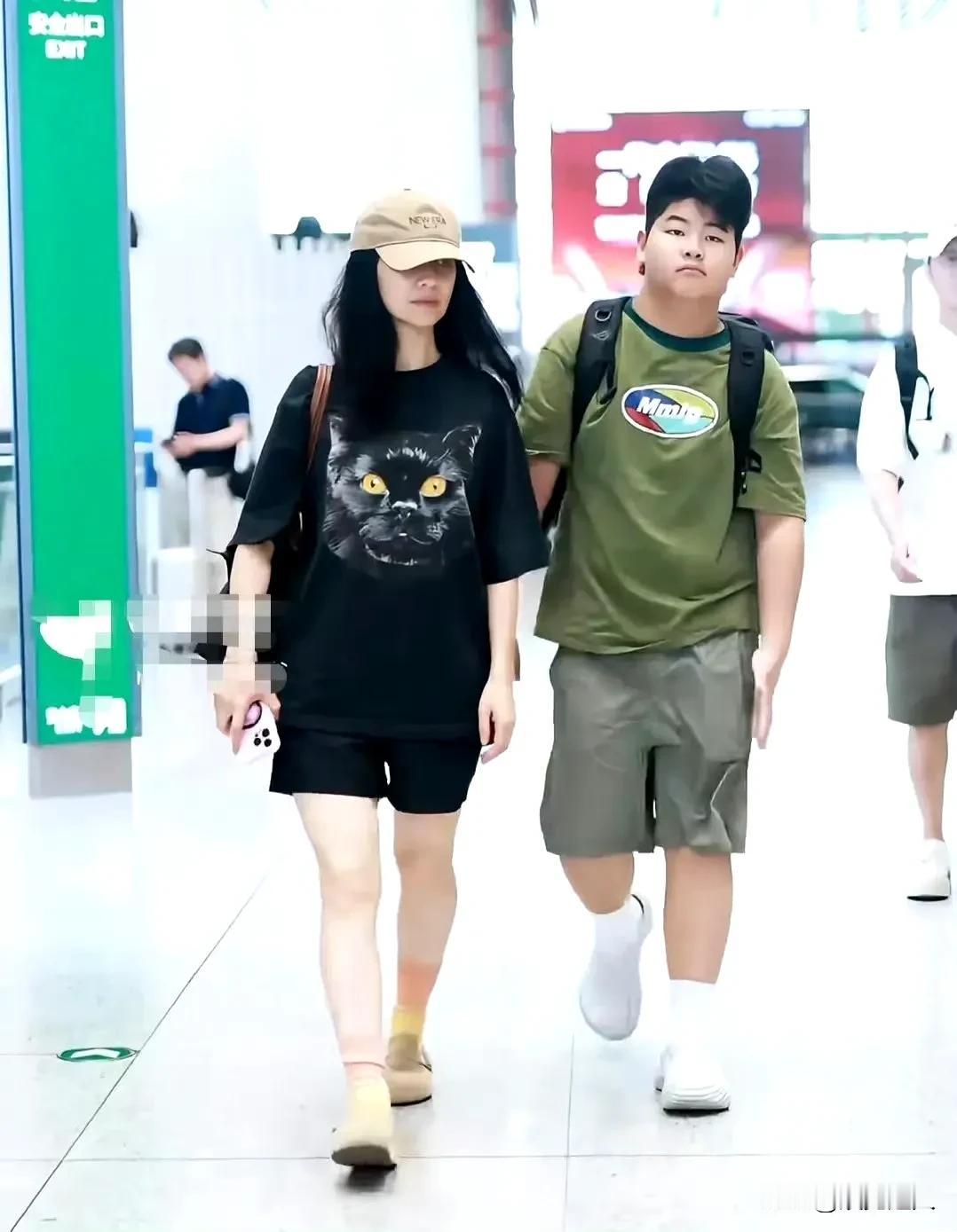 胡可带着俩儿子在机场露面啦！我的天，安吉这孩子蹿得也太快了吧，目测都超过180c