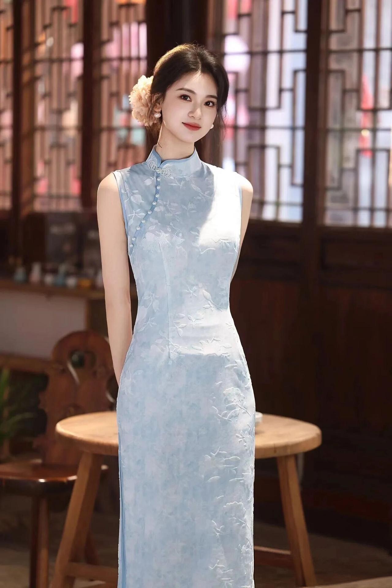 这组旗袍写真，把东方女子的温婉雅致演绎得淋漓尽致，每一帧都像一幅韵味悠长的江南画