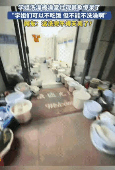 这下瞒不住了，不仅学姐知道了，全网都知道了！近日，一女生下课去洗澡，结果，刚走