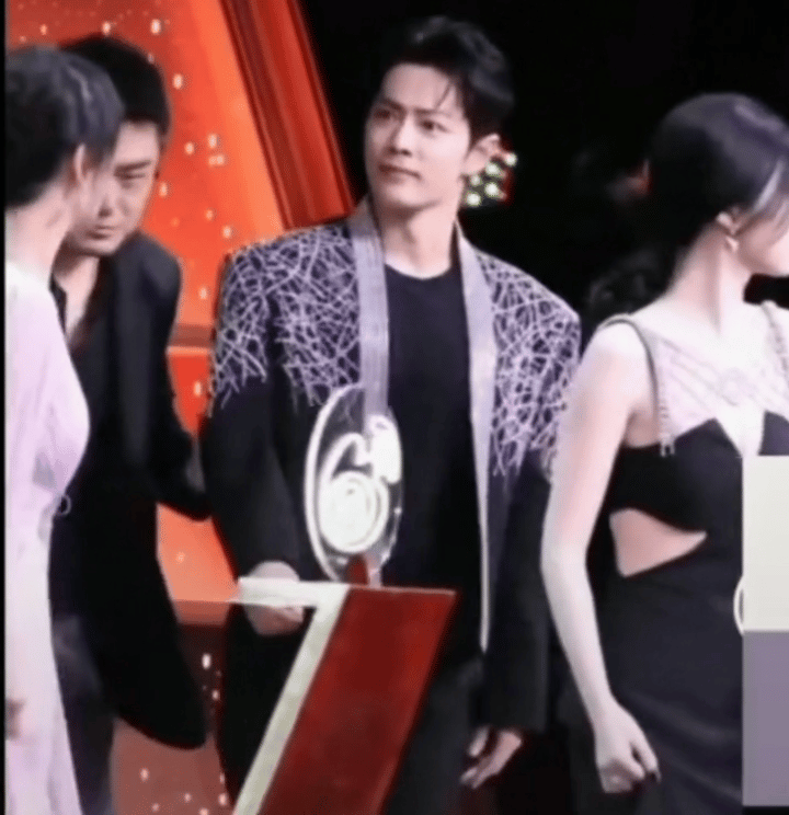 不愿意站到女星旁边，看看女星的嘴脸，后面又给了多少挂蹭和黑热搜，体面人肖战太难了
