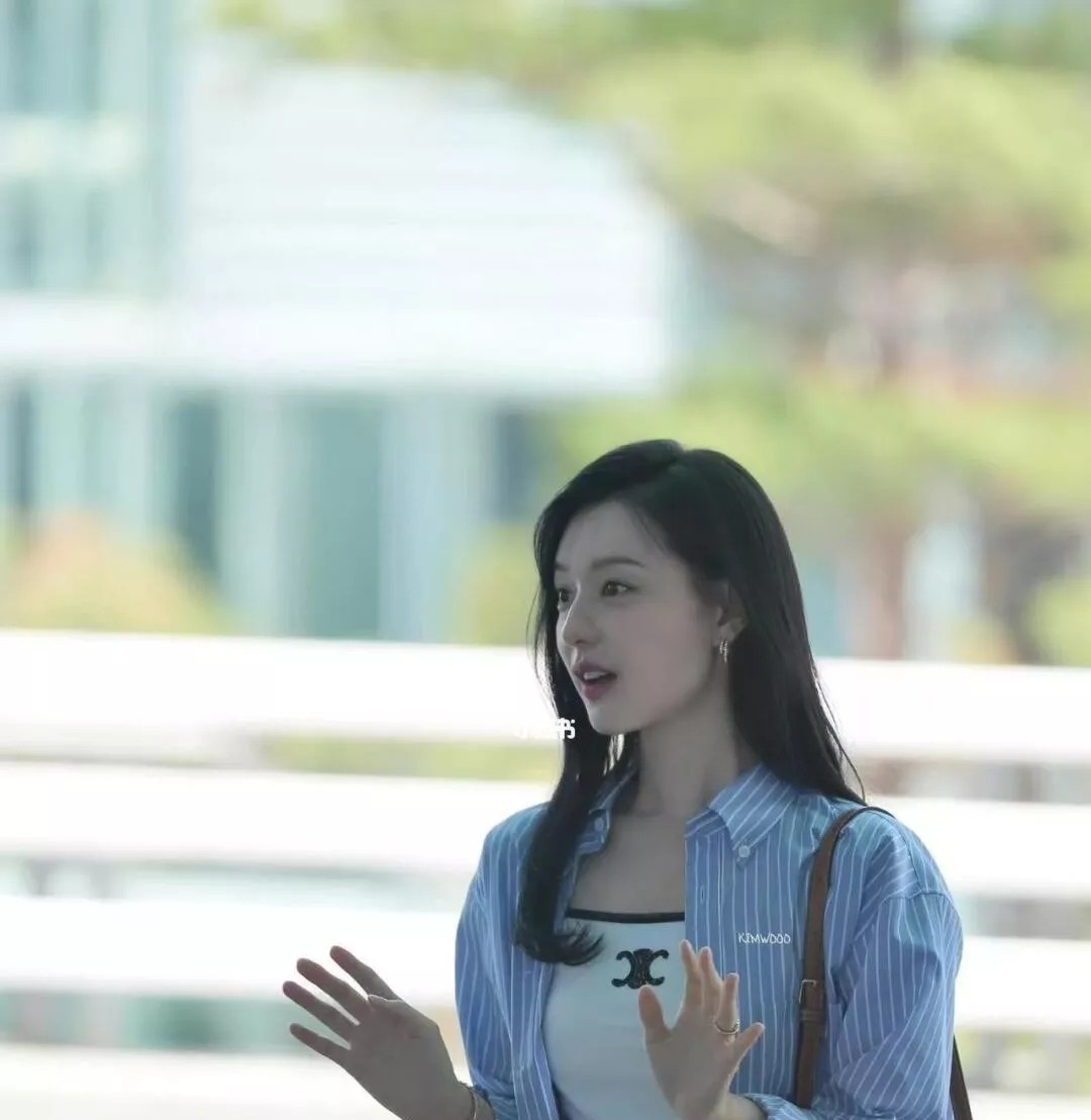 这姐也太不上镜了吧！！真人跟电视上完全两回事啊——亲眼见了才惊觉，五官比