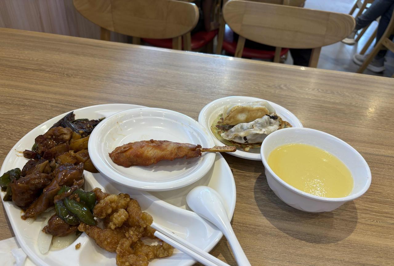 等我到了80岁，我就不自己在家做饭了，我就去附近的餐厅吃饭，早晨自己在家煮个鸡蛋