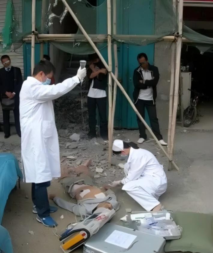 浙江宁波，熊某在工地受伤后，因伤势未完全恢复而在16个月后不幸去世，家属认为死亡