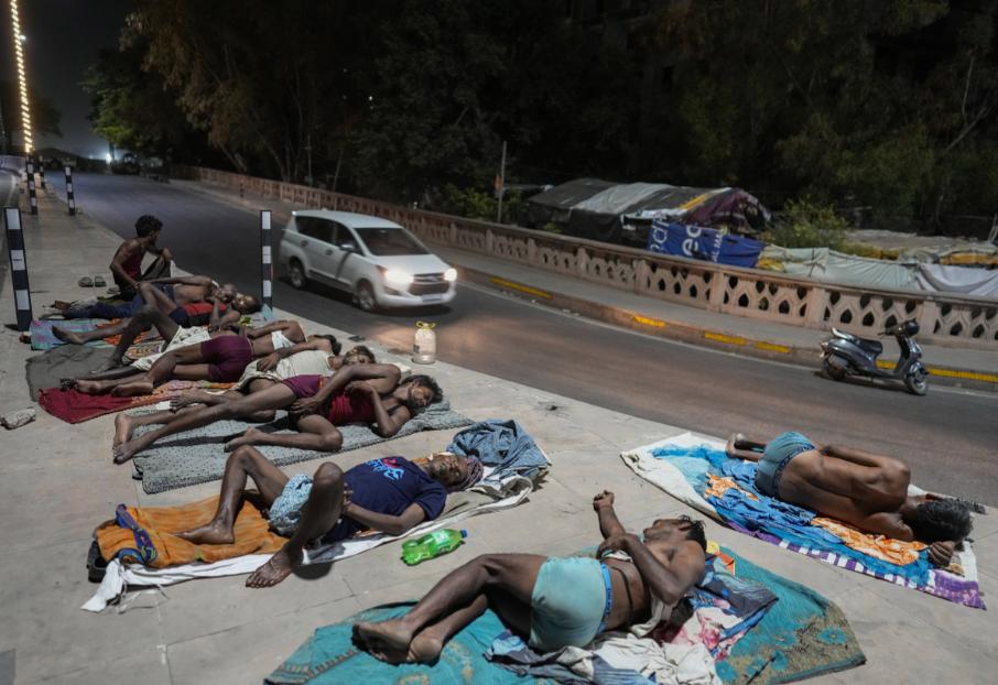 彻底扛不住了！印度深夜仍35℃，全国被架在火上烤，这不是热，是实打实的灾难。