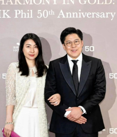 2013年，香港霍氏家族正上演着激烈的遗产争夺战，刚成为霍家媳妇不久的郭晶晶，仅