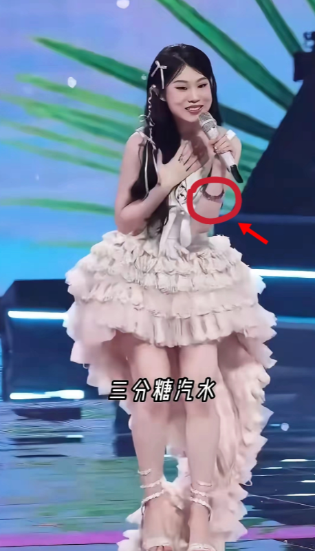 我特意问了音乐专业的朋友，我说：昨晚大湾区晚会沈佳润真的表现很差吗！​学音乐
