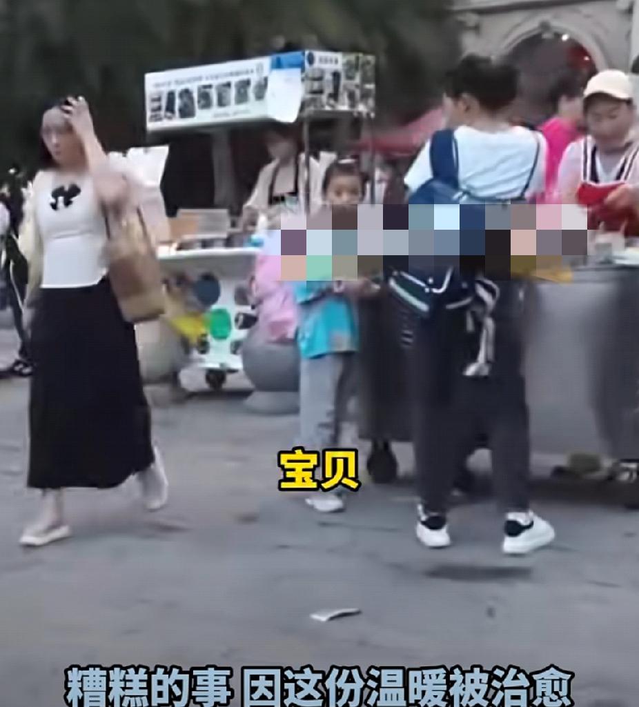 几十年白活了！10月12日，贵州贵阳一男孩的早餐被路人撞掉，男孩要求对方赔钱，路