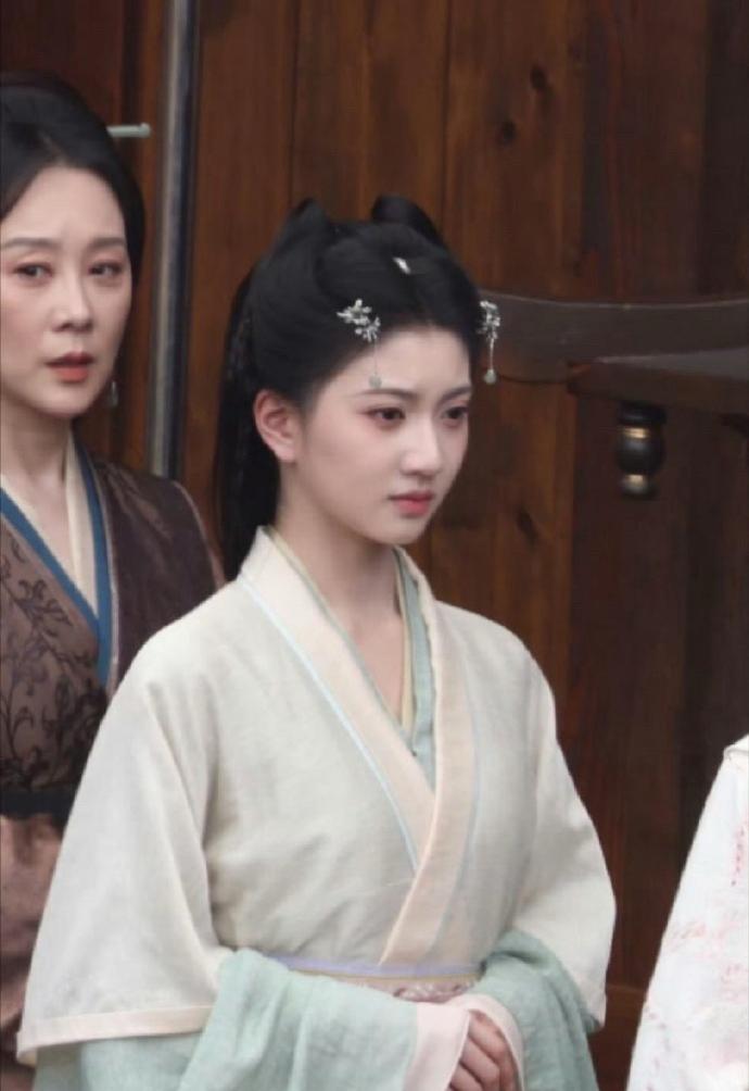 娱乐圈对女性要求颇高，新人被指像景甜，放正脸后却遭嫌一般。