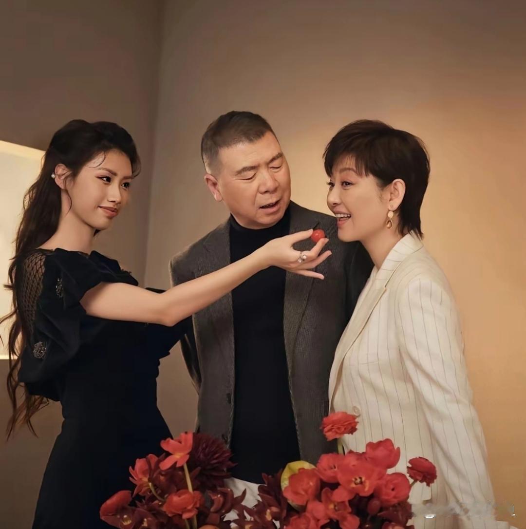 冯小刚一家三口拍杂志照。