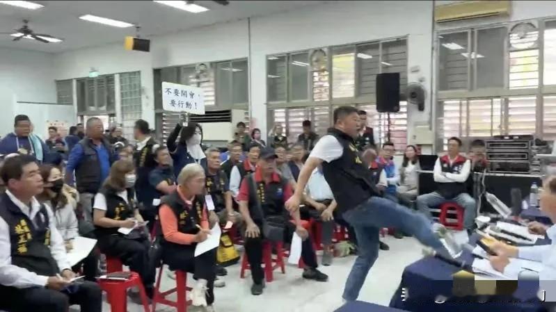 这就是台湾现在的狗屁“民主”,县议长张峻带人冲进会场,又是踹桌子又是推人。国