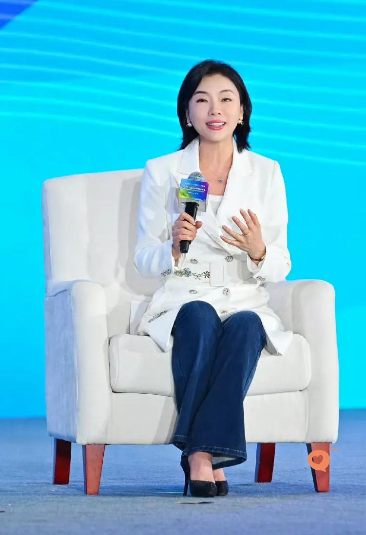 魏文彬前妻陈思思是著名民歌歌唱家，国家一级演员两人相差26岁，事业重心一个在