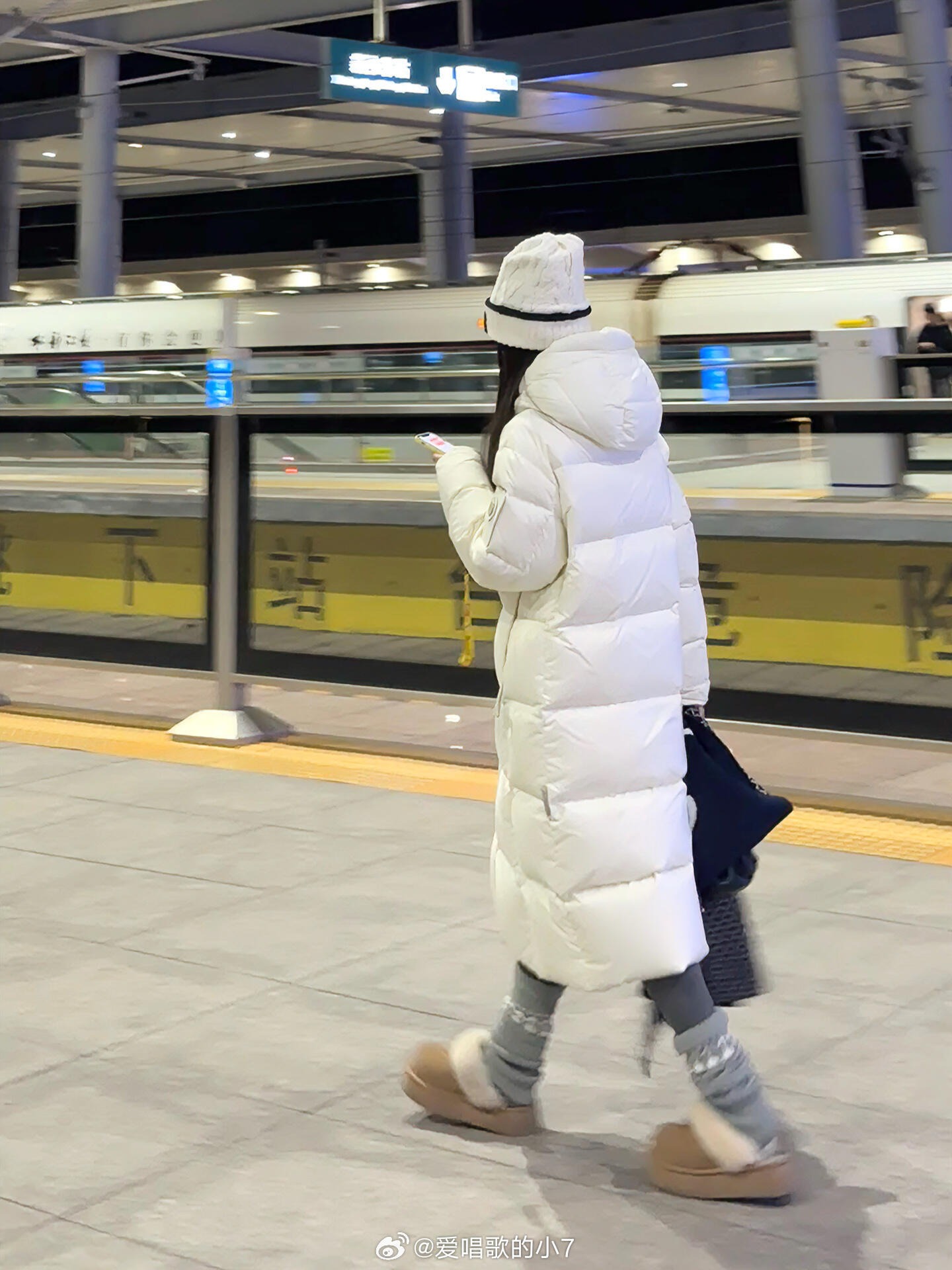 急急急！！这到底是谁家的羽绒服！版型尊嘟绝了啊！！高铁站遇见的一个小姐姐穿的羽绒