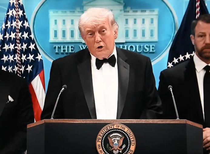 特朗普又出离谱操作！打仗烧钱、民生缩水，特朗普要积极推进给白宫建一个四亿美金的豪