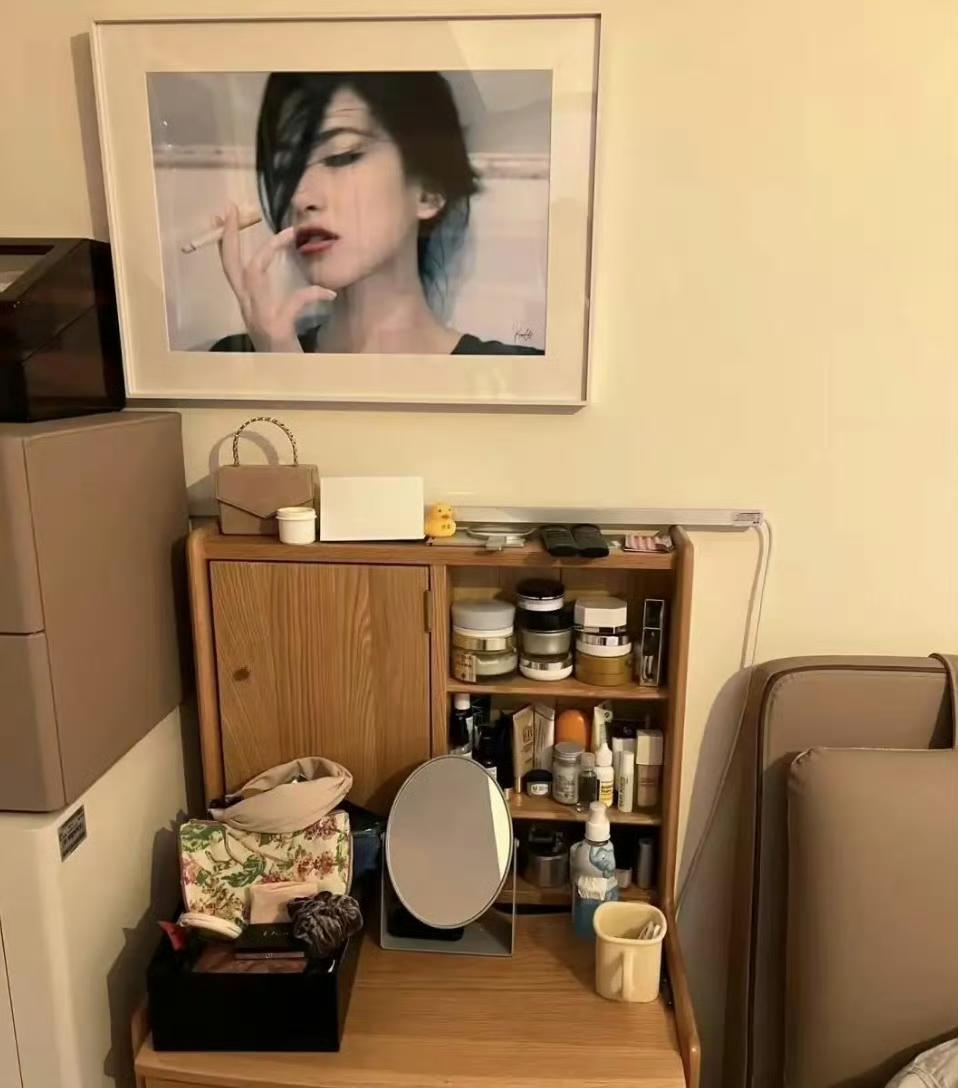 朱珠老公晒朱珠的化妆台，网友说太小了，化妆品也那么少，确实跟其他女明星比太少了！