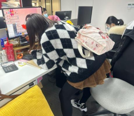 “这哪是上班，分明是来白嫖的！”一名24岁女子入职上海公司，月薪1500