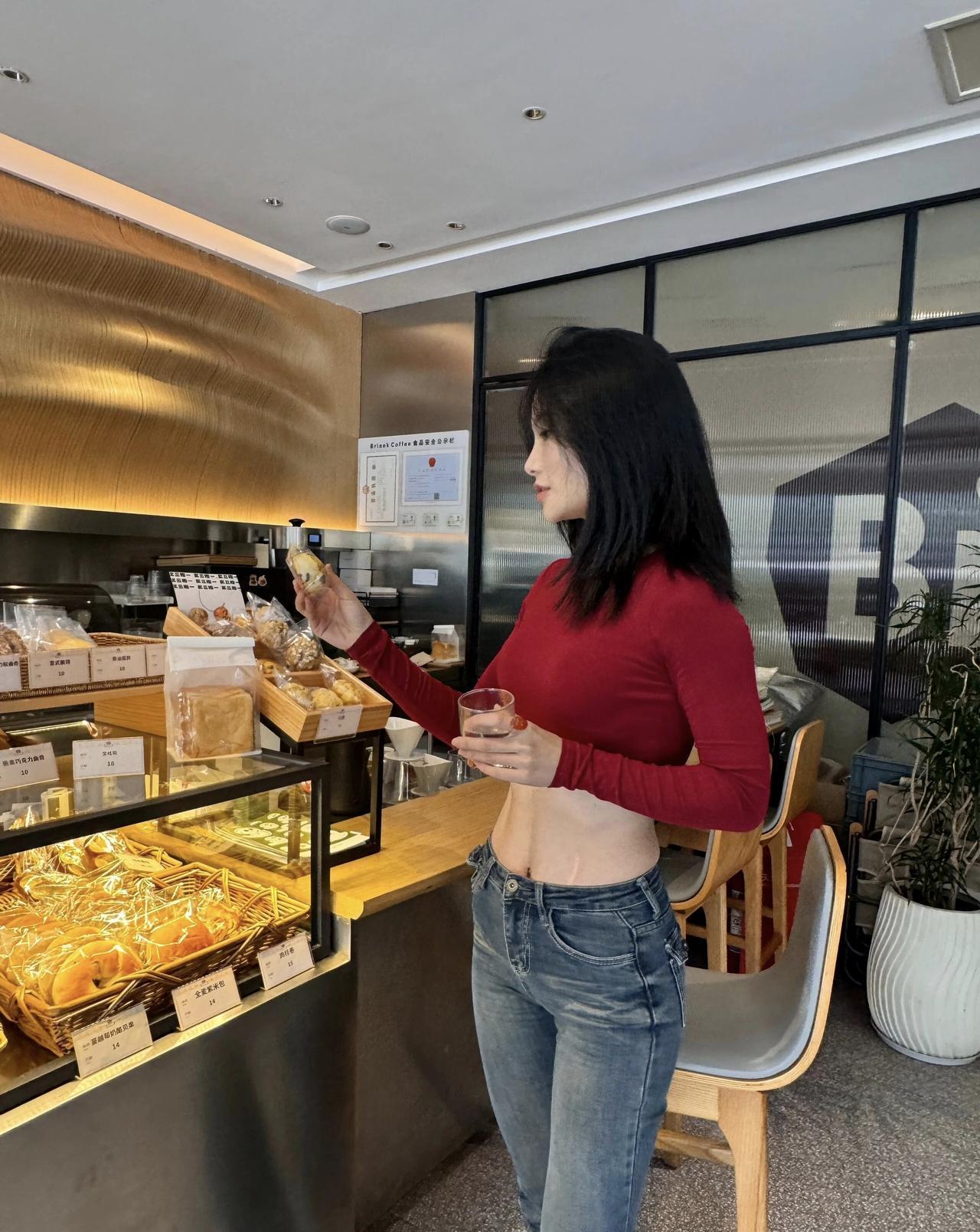 在咖啡馆里享受悠闲的下午，品尝新鲜出炉的面包和咖啡，生活如此美好。