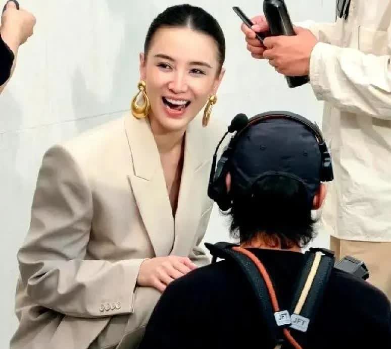 宋佳的真正颜值，连化妆师都把自己给抖了宋佳的化妆师兼朋友透露，给她化妆的时候手都