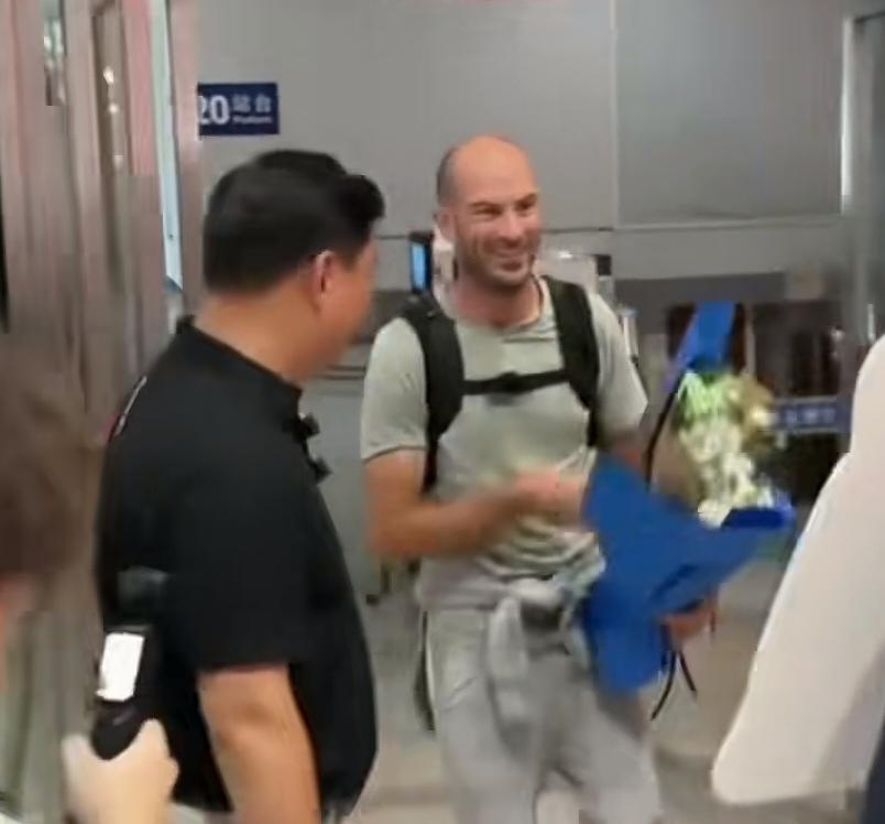 德比斯这次到中国万万没想到吧他可能以为自己粉丝多，接机的人会前呼后拥的，结果