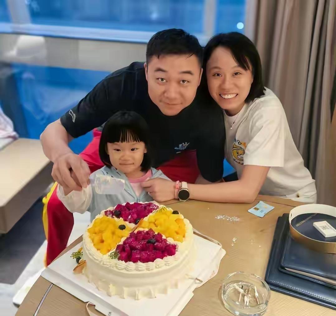 闺蜜抢走的初恋？不，她抢走的是整个冠军人生。31岁那年，她把球拍往地上一扔，