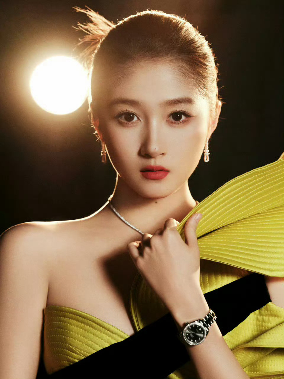 关晓彤｜造型关晓彤身穿GeorgesChakra25秋冬定制系列带来造型