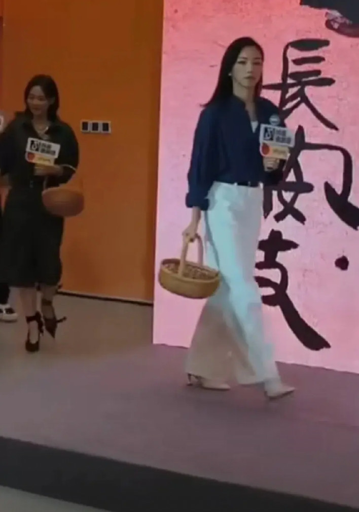 要说这那尔那茜的心理承受能力也是真强，现场活动，演员正登场，台下就有女观众大喊了
