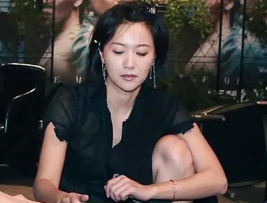 有人说徐静蕾是普信女，那在她那个圈中，当年能把毛笔字写成她那样的，能自己写博客写