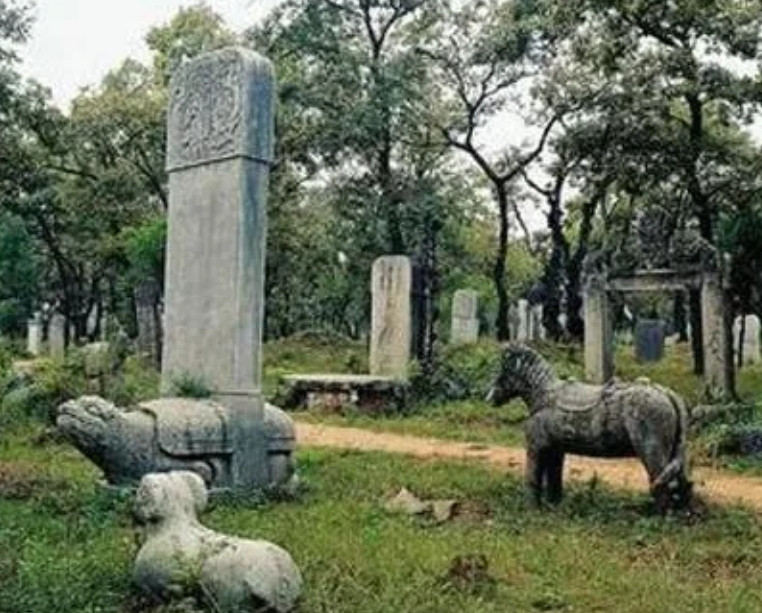 到了孔府不去探孔林，似乎不算完美。然而去了孔林，却又让人心里堵得慌。不是孔墓让人