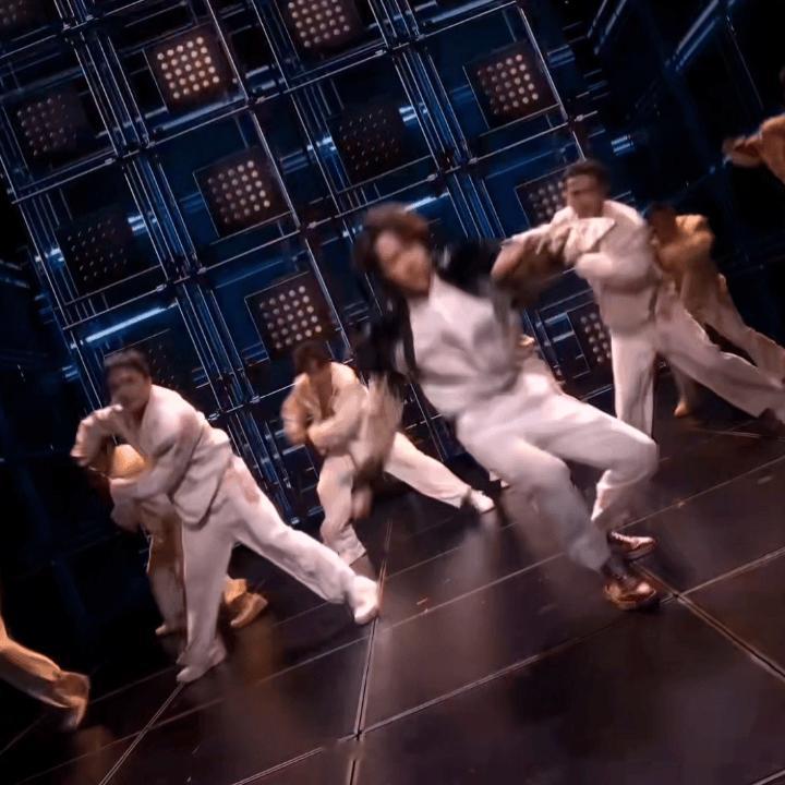 《闪耀动起来》王一博跳舞地面划出痕迹！总之，力度好大，好大王一博这一脚用了多大
