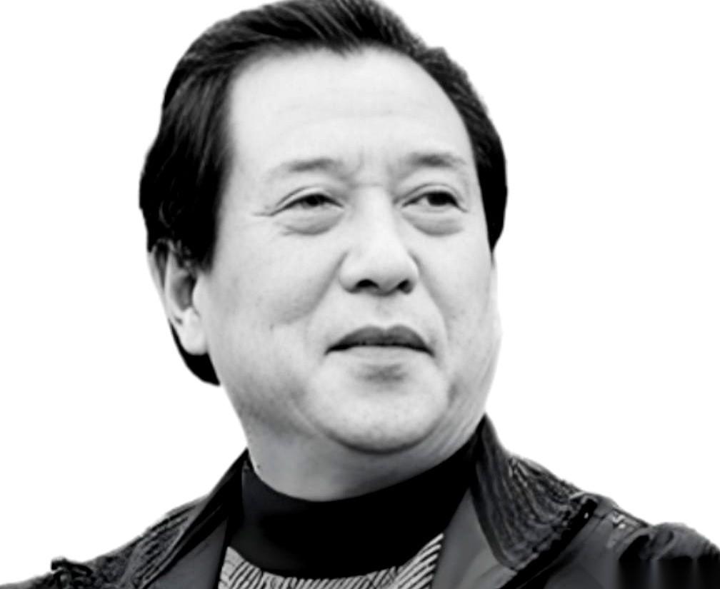 1991年，41岁的张铁生走出大门。15年没见过外面的太阳，他眯着眼睛，身上连件