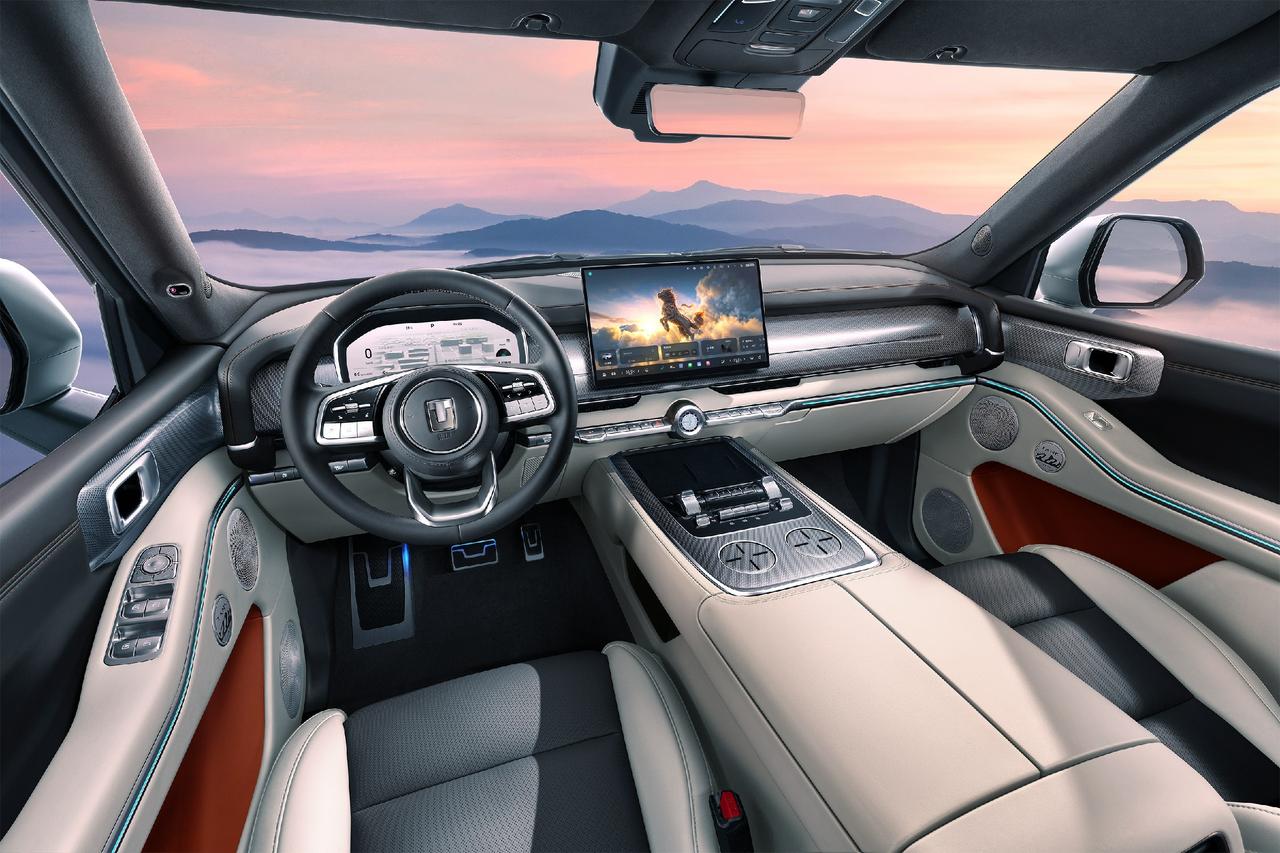 近日，长城发布了新坦克700Hi4-Z的内饰官图。从图片中可以看出，坦克700