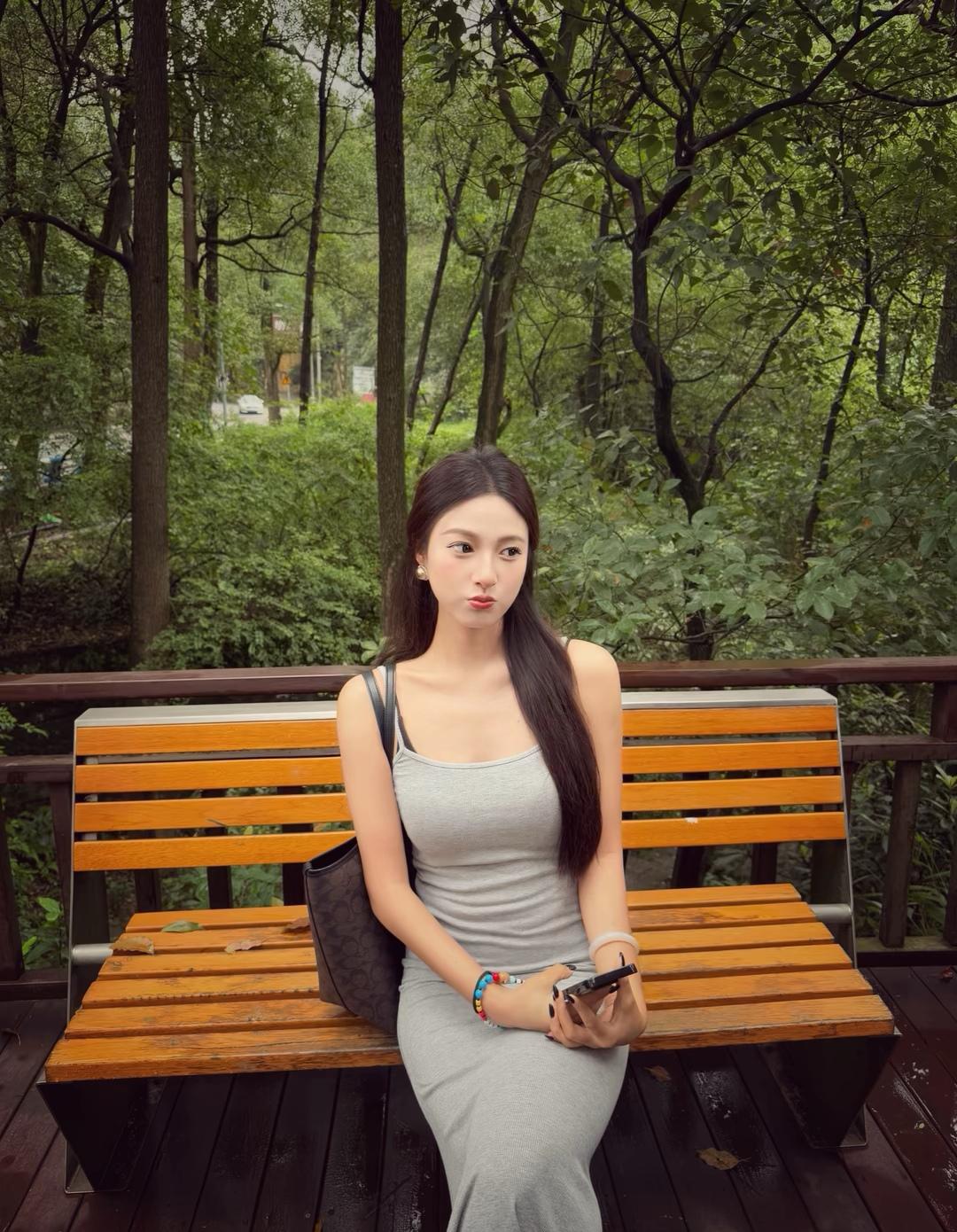 在公园长椅上，享受宁静时光，手机相伴，静待美好。