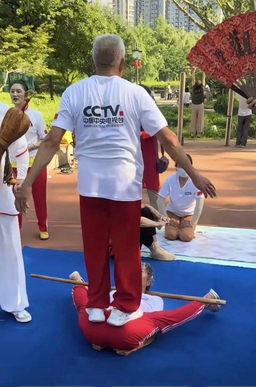 大爷大妈一把年纪能不能悠着点儿，就是年青人也没几个敢这样玩儿的。