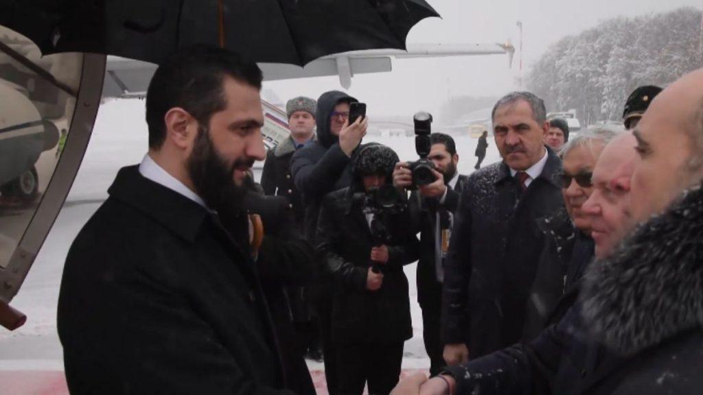 1月29日北京时间凌晨，叙利亚过渡政府领导人沙拉在大雪当中落地俄罗斯，在三个多月