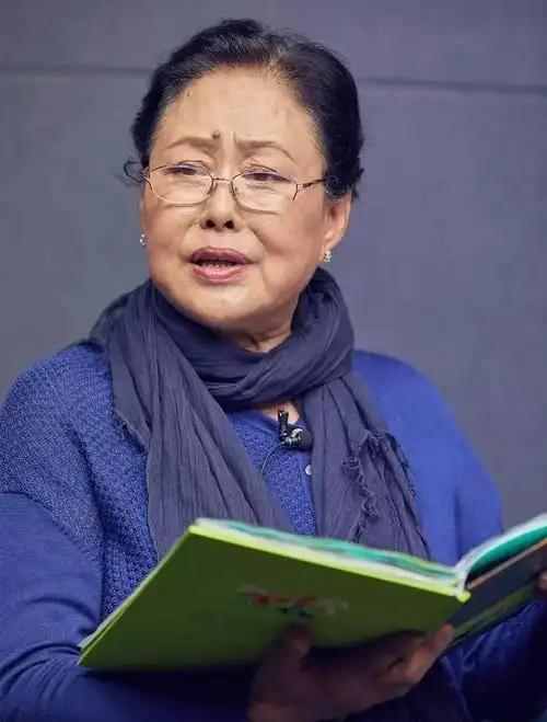 三任丈夫全走了，她从瑞士回国养老。儿子曾坐过牢，如今她老了没了依靠，衣食起居全得