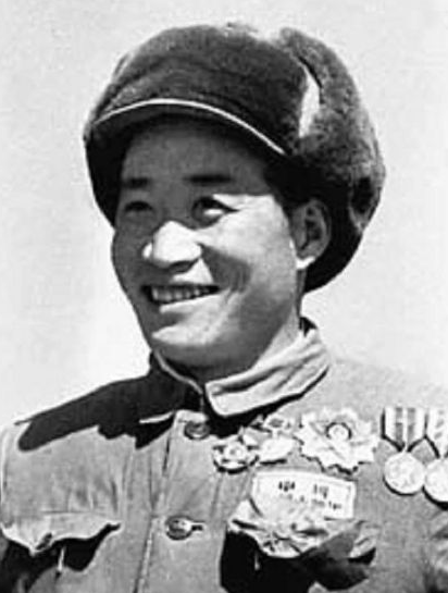 1964年，伟人得知奇袭白虎团的英雄排长从朝鲜战场归来已11年，却依然只是副连长