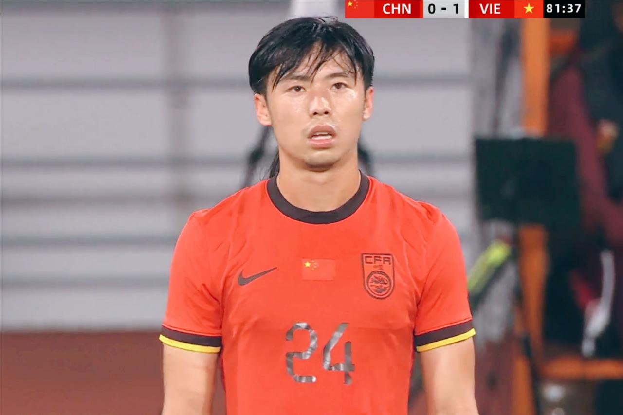国家队主教练邵佳一现场考察，就在眼前汪士钦一脚踢空，熊猫杯中国U22男足0：1越