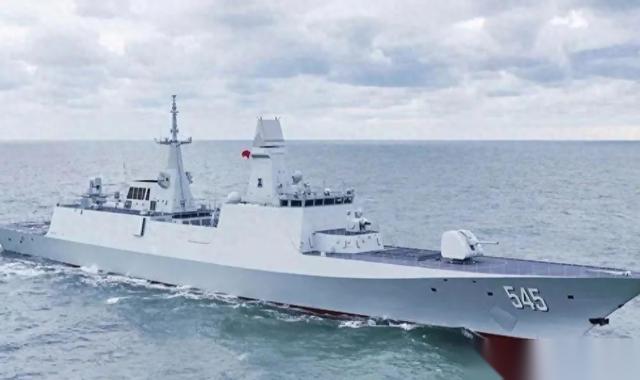 央视《新闻联播》3月8日播出的画面里，055大驱东莞舰和安庆舰头一回同框。首批万