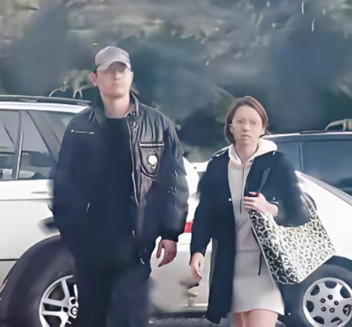 当年那场“牵手风波”，至今仍是娱乐圈最耐人寻味的篇章之一。事情爆出时，黄维德第一