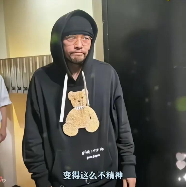 周杰伦怎么了？变得畏畏缩缩又黑又瘦又驼背，带着帽子不敢抬头现身日本快五十岁了还
