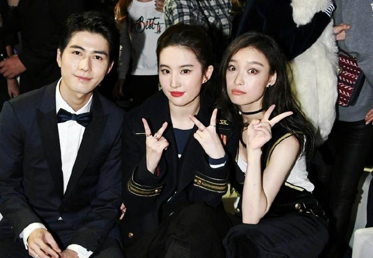 刘亦菲与倪妮同框旧照，2016年两人参加活动，坐在一起的画面。十年过去了，两