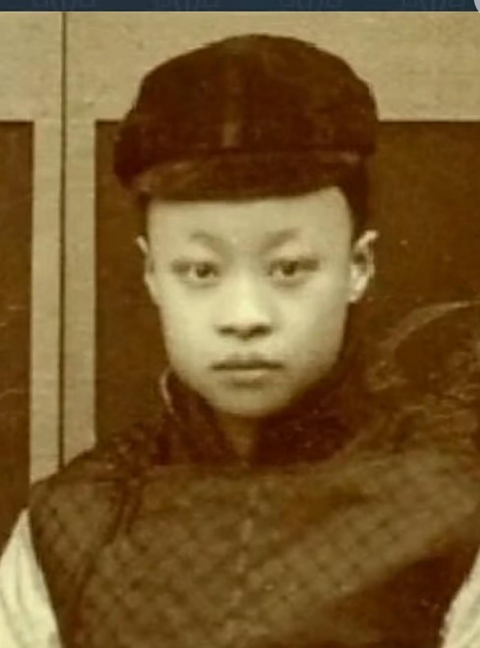这是溥仪的生母，名叫苏完瓜尔佳幼兰，是军机大臣荣禄之女，是一位千金大小姐，这是