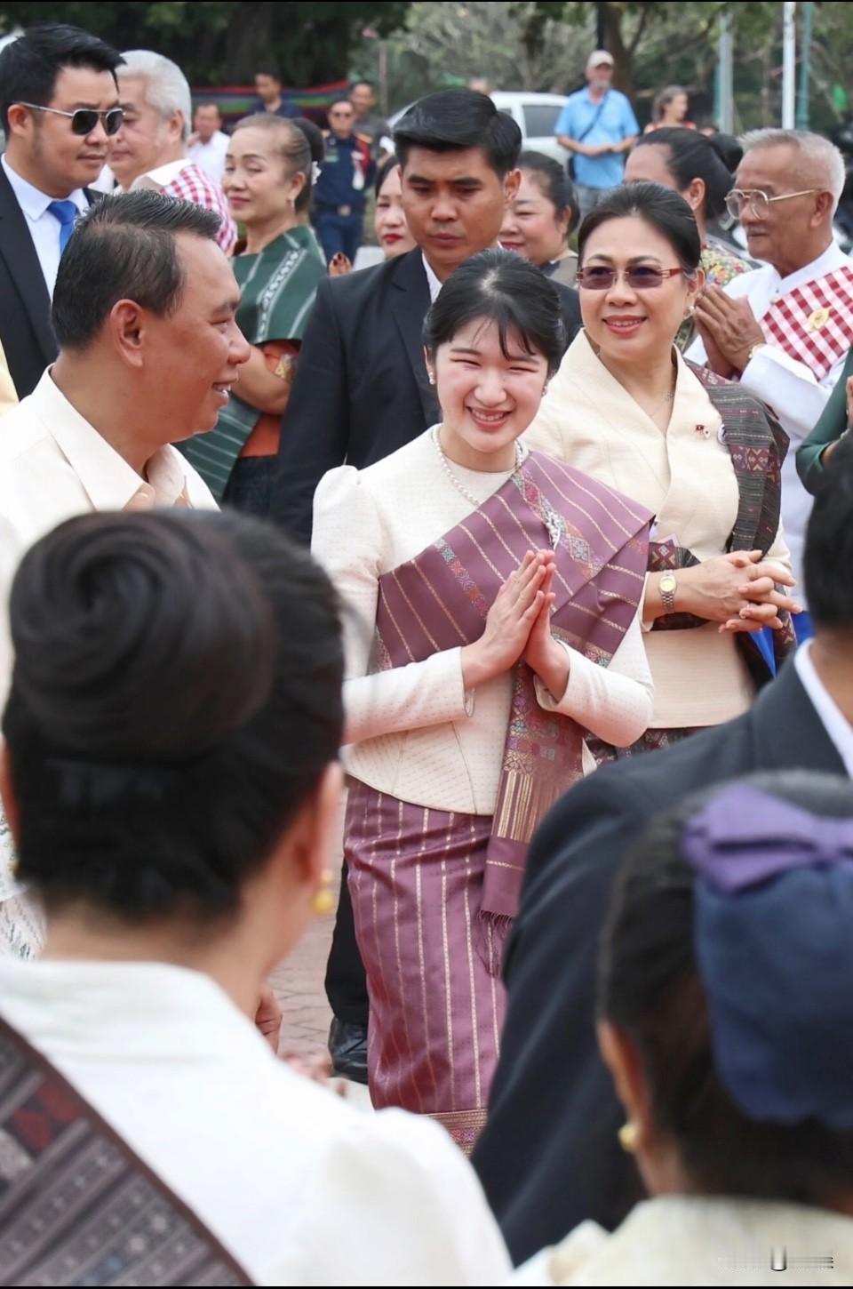 爱子公主参观塔銮寺就在今日，爱子公主参观了位于万象的塔銮寺。在塞塔提拉国王像