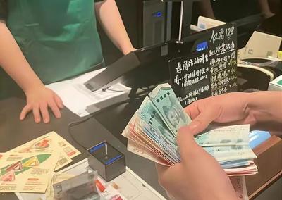 国家强制保现金流通！别只依赖扫码，现金才是普通人底牌很多人习惯出门只带手机