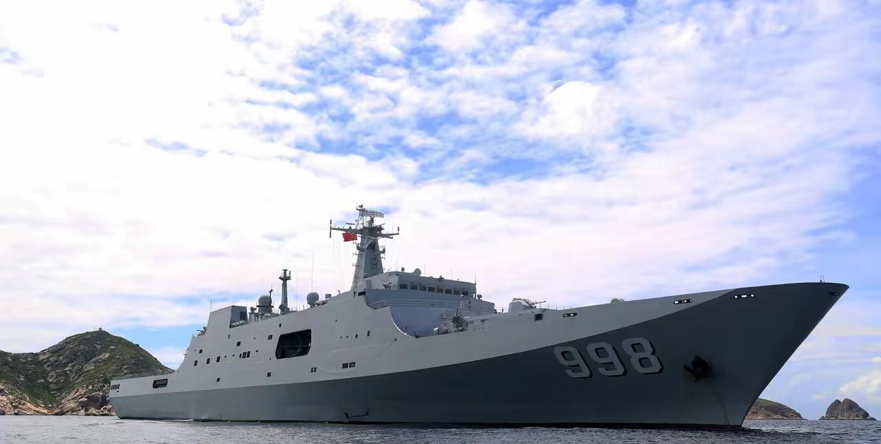 071型综合登陆舰首舰“昆仑山”号，舷号998，2007年11月30日加入南海舰